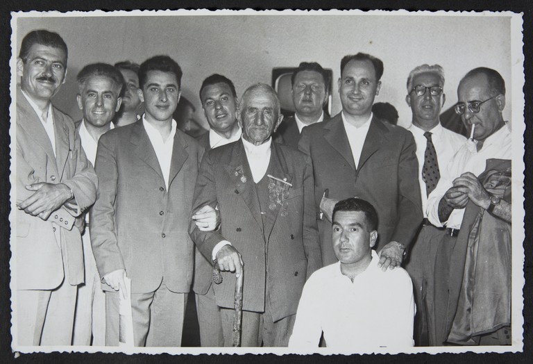 Trieste, luglio 1956, A.N.P.I. provinciale, foto ricordo di alcuni ospiti con Alcide Cervi